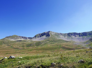 evocativa immagine di Campo Imperatore in Abruzzo, Italia, in una limpida giornata estiva