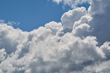 Fototapeta na wymiar Blue sky with beautiful curly, gray-white, cumin clouds