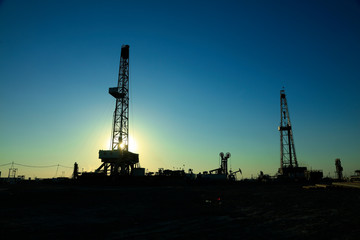 Obraz premium Oil drilling derrick in oilfield