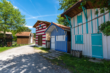 Fototapeta na wymiar BIGANOS (Bassin d'Arcachon, France), les maisons colorées du port 