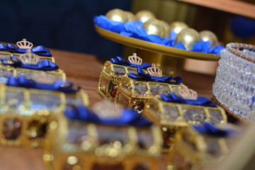 Baús transparentes e dourados com doces dentro - Decoração de festa infantil , tema de prncípe.