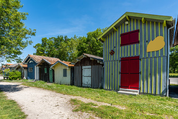 Fototapeta na wymiar BIGANOS (Bassin d'Arcachon, France), les maisons colorées du port 