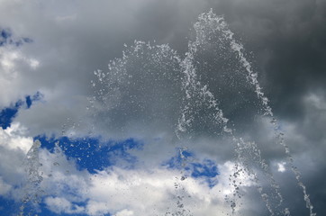 Wasserspritzer vor Wolkenhimmel