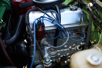 Obraz premium Engine of an old powerful car, green, with an open hood