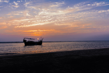 sol tras el barco en Bangladés