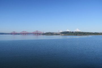 Obraz premium The river Forth from Dalgety Bay with Forth Rail bridge