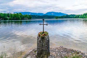 Ein Blumenkranz am Kreuz am Staffelsee
