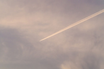 飛行機雲。頭の上を超えてゆくDSC0158