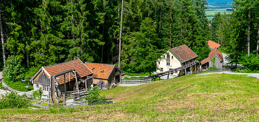 Alte Werkstätten die mit Wasserkraft angetrieben werden. Eine Mühle, ein Schmied und ein Sägewerk