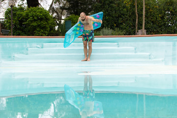 Badegast mit einer Luftmatratze im Pool