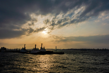 Fototapeta premium 夕方の海峡と船だまりDSC0349