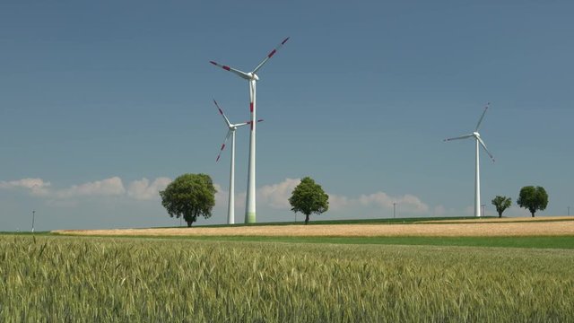 3 Windkraftanlagen im Sommer hinter dem Getreidefeld bei Heidenheim am Hahnenkamm in Bayern Deutschland 3840x2160