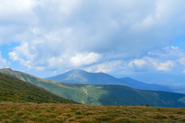 Fototapeta premium Panoramiczny widok z Howerla, Karpat, Ukraina. Poziome zdjęcia na zewnątrz