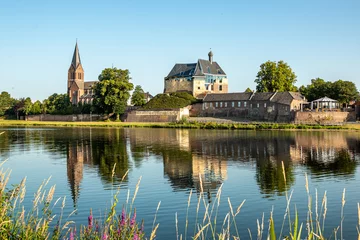 Foto op Plexiglas Blick über die Maas zum Schloss keverberg und Kirche Kessel © mitifoto