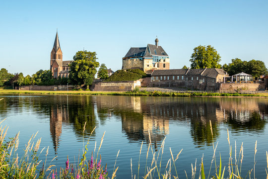 Blick &uuml;ber die Maas zum Schloss keverberg und Kirche Kessel