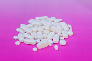 Obraz na płótnie Canvas white medicine pill on liht pink background