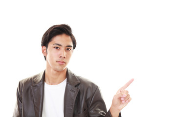 指示する笑顔の男性