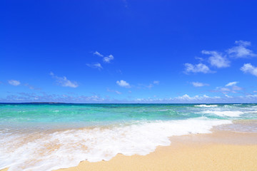 沖縄の美しい海とさわやかな空