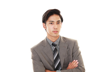 腕組をするビジネスマン