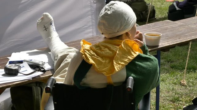 3952_The_lady_sitting_on_the_chair_with_her_feet_up.mov
