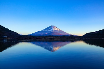 夕日に染まる富士山、山梨県富士河口湖町精進湖にて