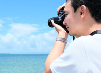 カメラを構える男性