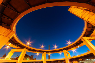 夜明けの螺旋状の橋と街灯