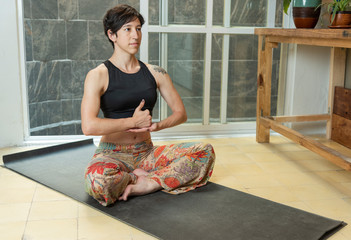 Mujer haciendo Yoga meditación 
