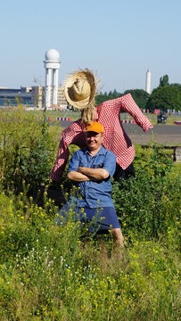 Ein Bauer mit Strohpuppe