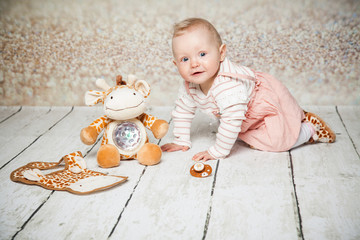 Baby krabbelt und lacht © Kristin Gründler