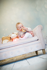 Baby sitzt auf dem Sofa