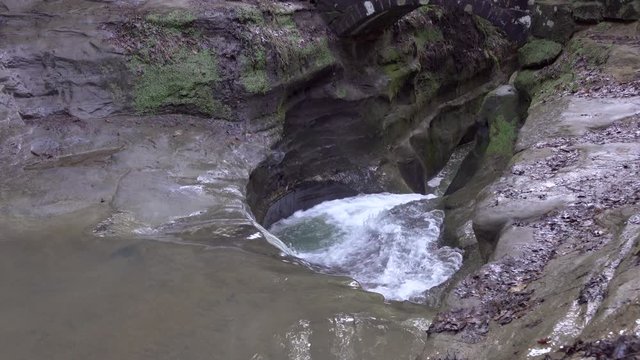 Devils Bathtub on Old Mans Cave hiking trail 4k