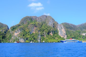 Beautiful view of the rocks and boat in thailand © EntryVibes