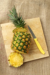 パイナップルの切り方