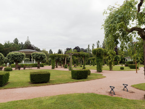 Autour du kiosque. Les all&eacute;es du parc floral et jardins publics de la ville de Lapalisse dans l'Allier