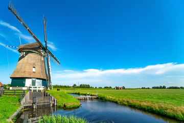Windmühle in Volendam, Holland © Comofoto