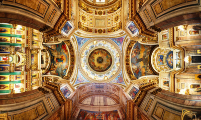 St Petersburg, Russia - August 5, 2018. Interior of the St Isaac Cathedral in St Petersburg, Russia. Inside view of beautiful interior decorations - obrazy, fototapety, plakaty