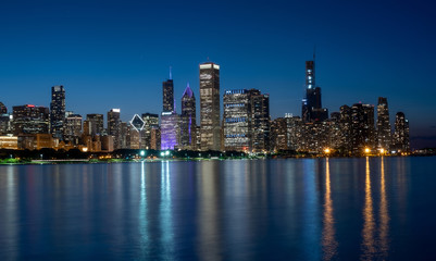 Fototapeta na wymiar The citylights of Chicago Skyline in the evening - CHICAGO, ILLINOIS - JUNE 12, 2019