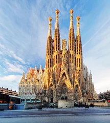 Foto op Plexiglas BARCELONA, SPANJE - FEBRUARI 10: La Sagrada Familia - de indrukwekkende kathedraal ontworpen door Gaudi, die wordt gebouwd sinds 19 maart 1882 en nog niet klaar is op 10 februari 2016 in Barcelona, Spanje. © TTstudio