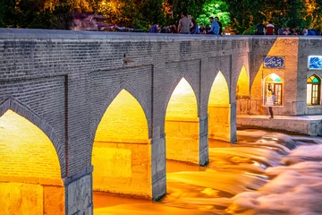 Photo sur Plexiglas Pont Khadjou 22/05/2019 Isfahan, Iran, petit et confortable pont Chobi le soir déjà illuminé sur la rivière Zayanderud dans la ville d& 39 Ispahan