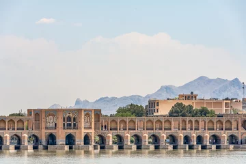 Cercles muraux Pont Khadjou 22/05/2019 Ispahan, Iran, vue typique sur le pont Khaju sur la rivière Zayandeh ib Isfahan à la lumière du jour avec ciel nuageux