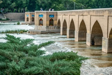 Photo sur Plexiglas Pont Khadjou Petit et confortable pont Chobi sur la rivière Zayanderud dans la ville d& 39 Ispahan