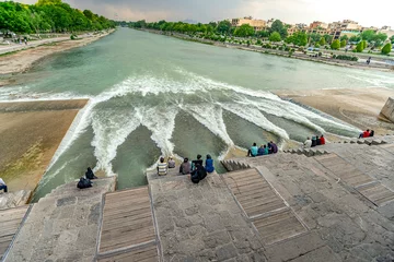Photo sur Plexiglas Pont Khadjou 22/05/2019 Isfahan, Iran, Iranian people sit and have a rest on Khaju Bridge over the Zayandeh river, this is a traditional hangout and rest in Isfahan