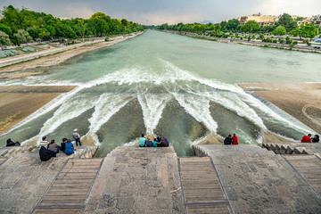 22/05/2019 Isfahan, Iran, Iraanse mensen zitten en rusten uit op de Khaju-brug over de Zayandeh-rivier, dit is een traditionele ontmoetingsplaats en rust in Isfahan