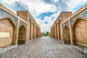 Foto auf Acrylglas Khaju-Brücke Leerer Durchgang durch die Khaju-Brücke in Isfahan über den Zayandeh-Fluss, Iran - Bild