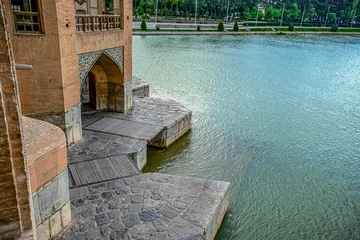 Cercles muraux Pont Khadjou Breakwave on the Zayandeh River with bright blue and maroon water on Khaju Bridge in Isfahan, Iran