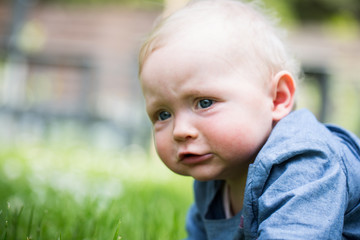 Baby krabbelt © Kristin Gründler