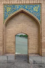 Photo sur Plexiglas Pont Khadjou mosaic elements on arch of Khaju Bridge with plenty Zayandeh river, iranian pattern