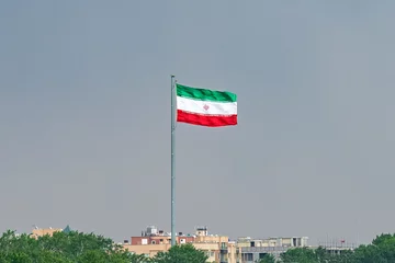 Photo sur Plexiglas Pont Khadjou View of the Iranian flag from Khaju Bridge over the Zayandeh river