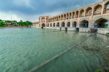Cercles muraux Pont Khadjou 22/05/2019 Isfahan, Iran, typical view on Khaju Bridge over Zayandeh river ib Isfahan at the daylight with cloudy sky